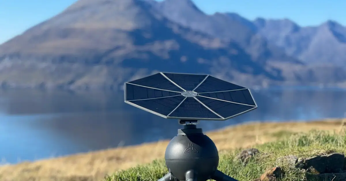Ez a powerbank forog, hogy kövesse a napot