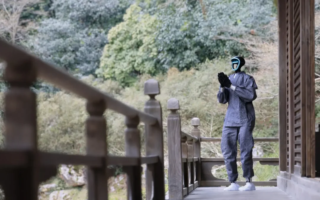 Robot szerzetes ad lelki tanácsot egy japán templomban